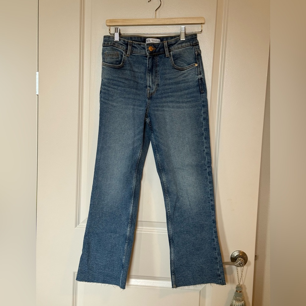 Zara High-Rise Cropped Jeans in Medium Wash / Size 4 - Picture 2 of 5